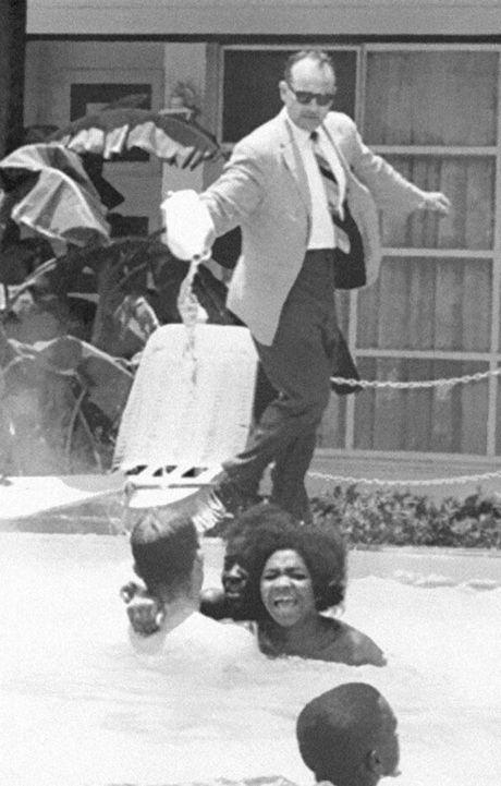 In 1964 gebeurde het nog dat de Amerikaanse hoteleigenaar James Brock zuur in zijn zwembad gooide omdat Afro-Amerikanen erin zwommen.