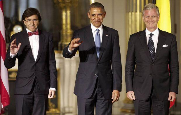 Elio Di Rupo, Barack Obama en koning Filip, in een wel erg krampachtige houding. 
