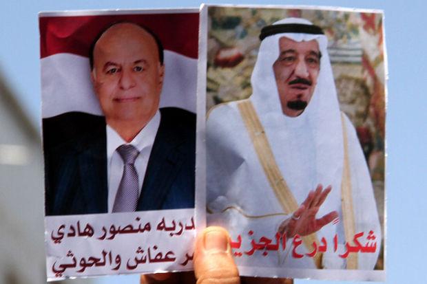 De Jemenitische president Abedrabbo Mansour Hadi (L) en de Saoedische koning Salman bin Abdulaziz al-Saud
