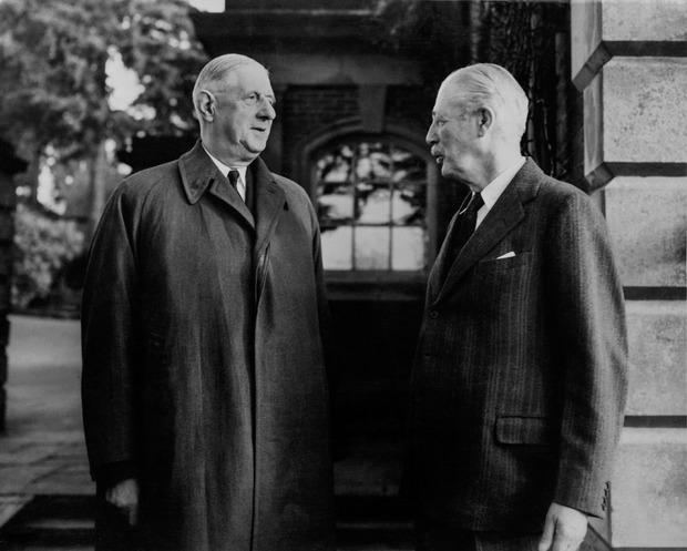 Premier Harold MacMillan (rechts) en Charles de Gaulle in 1961. Twee jaar later blokkeerde de Franse president Macmillans poging om toe te treden tot de EEG.