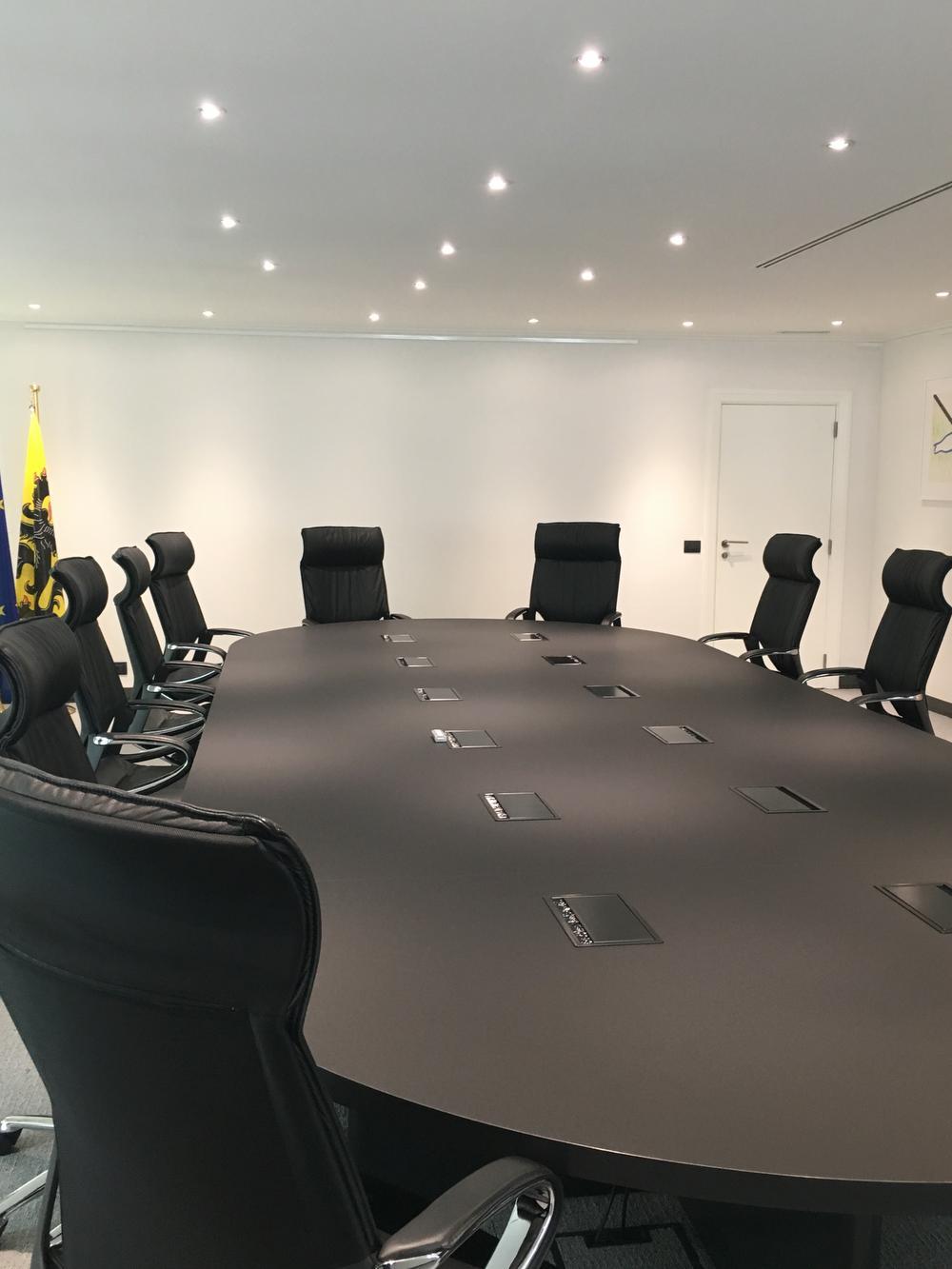 Regeringstafel uit gerecupereerd materiaal op het kabinet van Vlaams minister-president Geert Bourgeois.