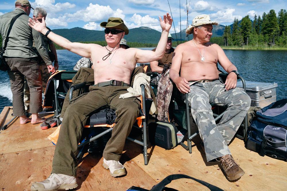 Vladimir Poetin en Sergej Sjojgoe zijn dikke vrienden, maar een troonopvolger is de defensieminister niet. 'Hij is hoogst onpopulair in Kremlin-kringen.'