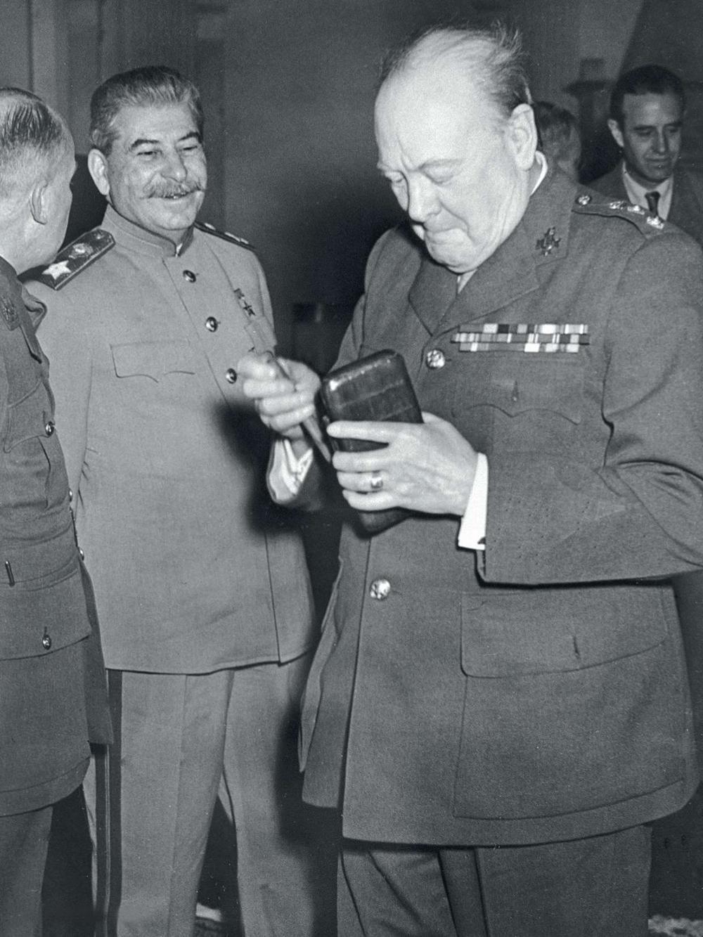 Onderonsje der machtigen: Winston Churchill met een goedgeluimde Stalin tijdens een onderhandelingspauze in Jalta.