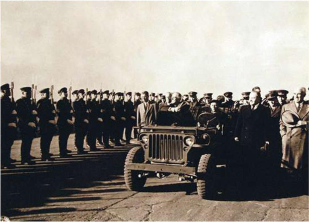 President Franklin Delano Roosevelt inspecteert een Russische erewacht op het vliegveld van Jalta. Rechts staan de Russische en Amerikaanse ministers van Buitenlandse Zaken, Vyacheslav Mikhailovich Molotov en Edward Stettinius. (National Archives)