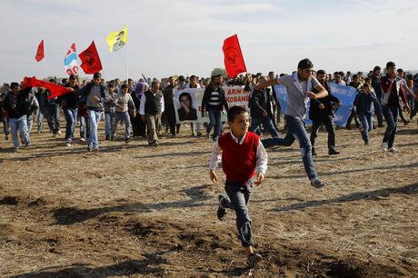 Koerden organiseren een mars langs het Turks-Syrische grensdorp Caycara om te protesteren tegen Islamitische Staat (IS). In solidariteit met de bevolking van het Syrische Kobane.