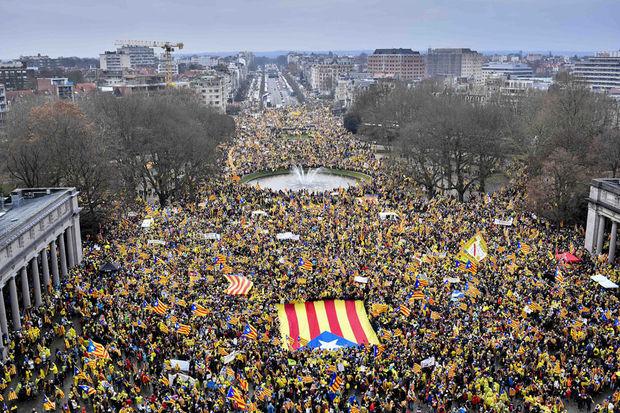 Puigdemont: 'Zag je ooit een demonstratie van deze grootte om criminelen te verdedigen?'