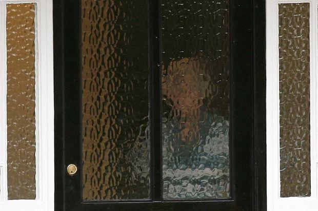 Een schimmig bestaan: Christopher Steele wordt niet graag gefotografeerd, maar dit is een beeld door de deur van zijn huis (al dan niet van hem)