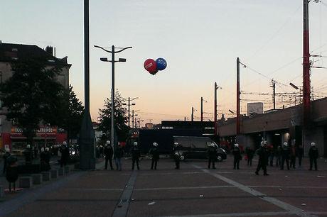 Op het einde van de betoging stelt de politie zich strategisch op in de straten rondom Brussel-Zuid.