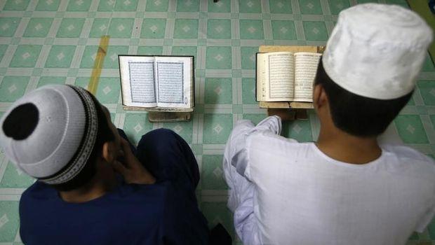 Filipijnse studenten lezen de Koran.