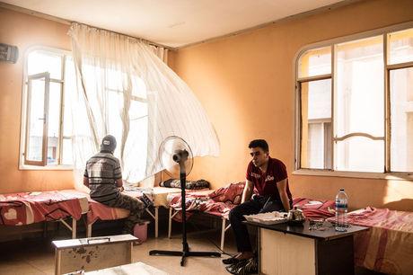Gewonde Syrische strijders worden verzorgd in een geïmproviseerd veldziekenhuis, net over de grens in Reyhanli.