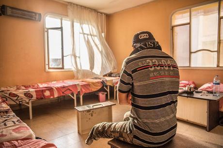 Een Syrische strijder verloor zijn been in de strijd. Hij wordt verzorgd in een geïmproviseerd veldziekenhuis, net over de grens in Reyhanli.
