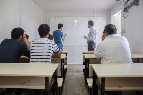 Volwassenen volgen Engelse les in de Syrische Orient School in Reyhanli. 