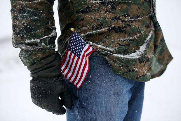 Voormalig marinier en veteraan Jaycee Casuse, 68 en zelf een Navajo uit Arizona, poseert tijdens een mars met activisten en andere veteranen vlakbij Oceti Sakowin, 5 december 2016.