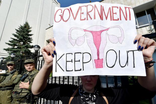 Poolse vrouwen protesteren tegen wetsvoorstel dat abortus verbiedt