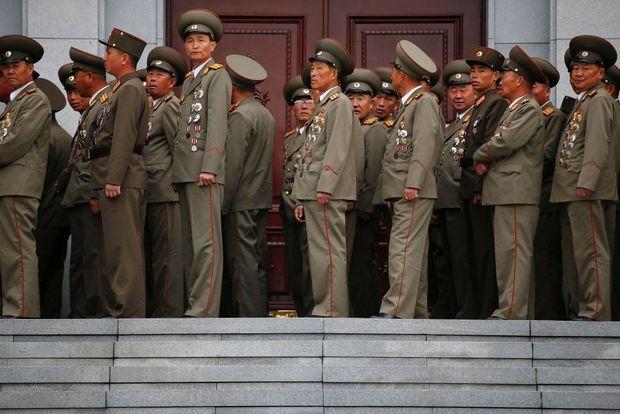 Noord-Koreaanse legerofficieren brengen een bezoek aan de geboorteplaats van Kim Il-Sung, stichter van het land, daags voor diens 105e verjaardag 