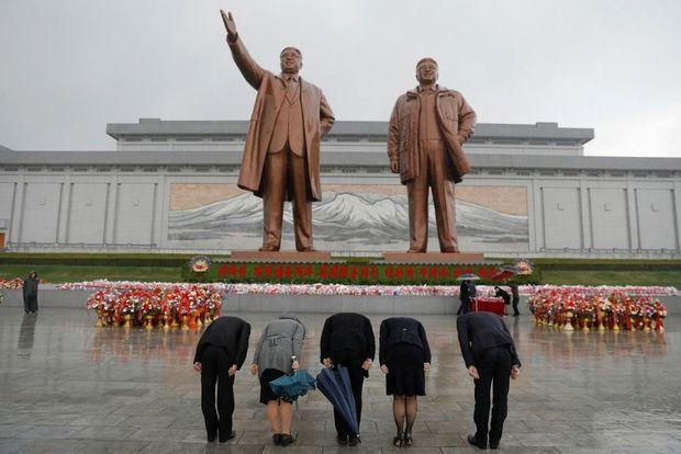 Noord-Koreanen brengen hulde aan een standbeeld van Kim Il-Sung, stichter van het land, en Kim Jong II in hoofdstad Pyongyang 