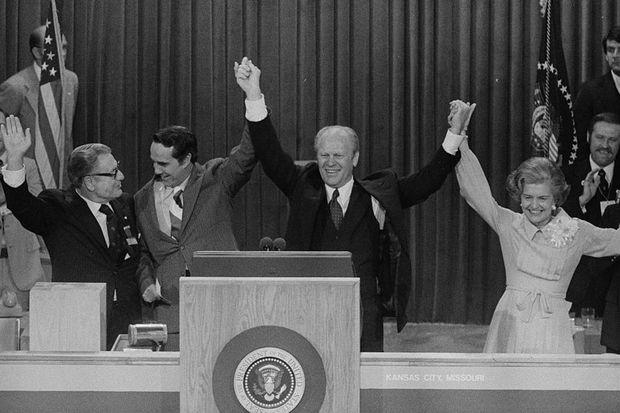 Nelson Rockefeller (uiterst links) in 1976