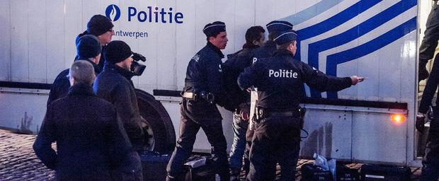 Een manifestant wordt gearresteerd tijdens een sit-in van Dyab Abou Jahjahs Movement X tegen de uitspraken van Antwerps burgemeester Bart De Wever.
