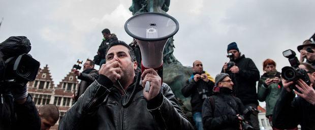 Dyab Abou Jahjah tijdens een sit-in van Movement X als protest tegen de uitspraken van Antwerps burgemeester Bart De Wever.