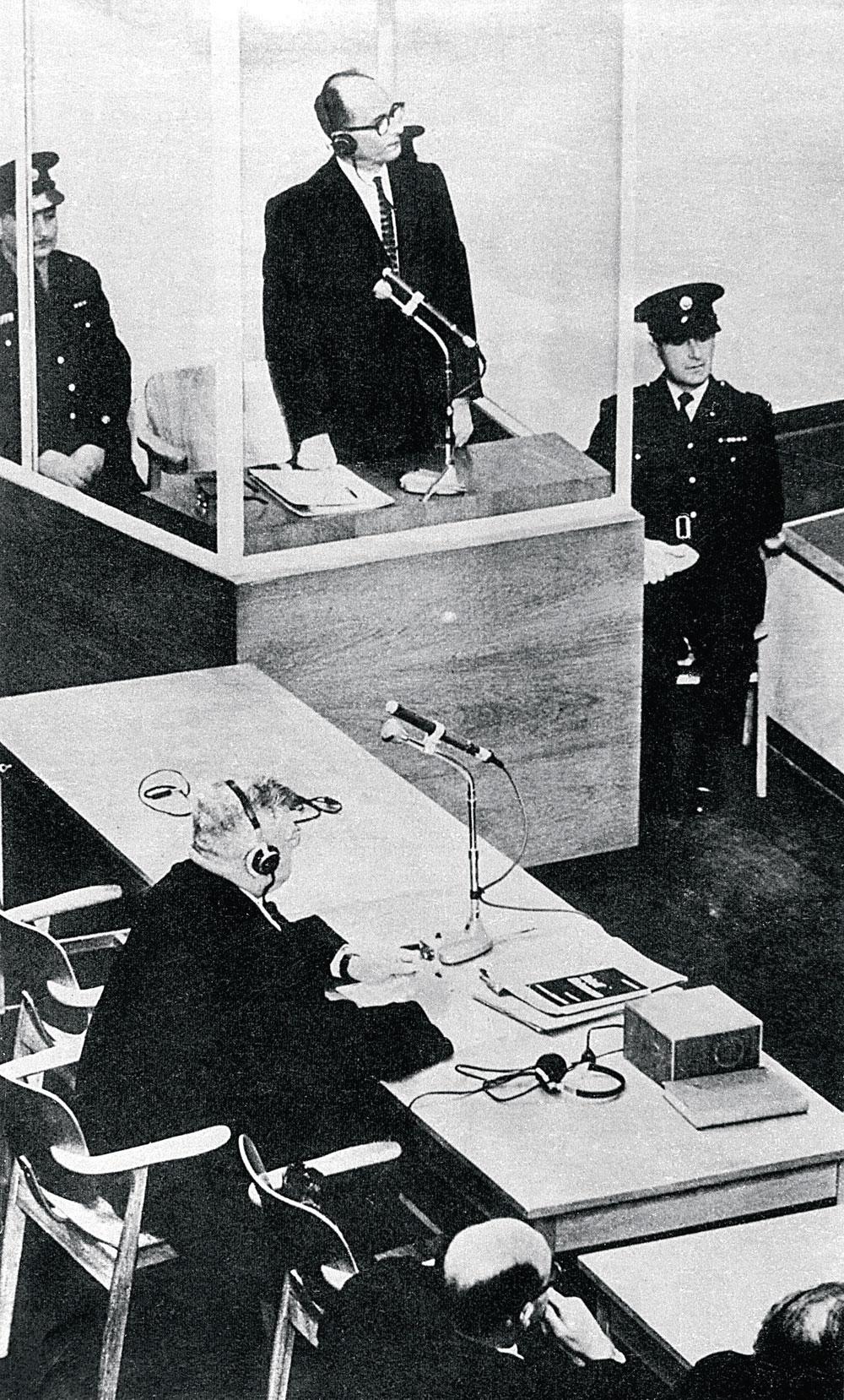 Adolf Eichmann De hooggeplaatste nazi vluchtte naar Argentinië maar werd in 1960 door de Mossad ontvoerd.