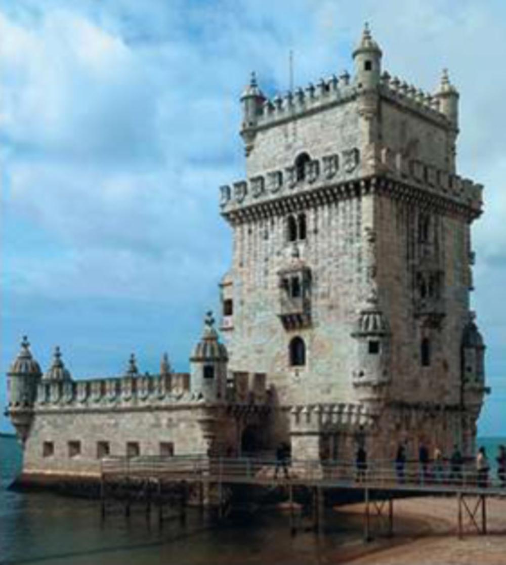 De Torre de Belém is een beeldbepalend gebouw aan de oever van de Taag in Belém, een voorstad van Lissabon. Deze toren is aan het begin van de 16de eeuw gebouwd om de haven van Lissabon wat meer cachet te geven, maar diende ook ter verdediging.