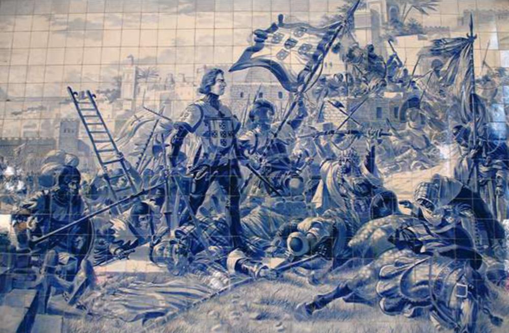 De aanval op Ceuta (1415), geschilderd door Jorge Colaço (1868-1942) en te zien in het treinstation van Sao Bento in Porto. Colaço verwierf faam met grote muurdecoraties, bestaande uit beschilderde azulejos (sierte-gels).
