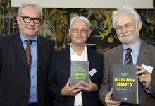 Senator Pol Van Den Driessche (N-VA) met twee van de drie auteurs van 'Wie heeft Julien Lahaut vermoord' bij de presentatie in de Senaat: Rudi Van Doorselaer en Emmanuel Gerard.