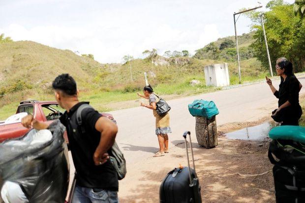 Venezolaanse migranten die net de grens met Brazilië hebben overgestoken proberen een lift te krijgen, 11 december 2017. 