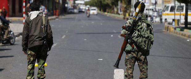 Houthi-rebellen blokkeren een straat die naar het presidentieel paleis in Sanaa, Jemen leidt.