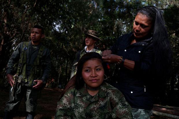 Karina laat een vriendin in een kamp van de FARC haar haar mooi maken terwijl ze wacht op een rit naar een overgangszone om haar wapens neer te leggen, 25 januari 2017.