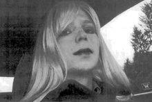 Chelsea Manning op een ongedateerde foto, met pruik en make-up.