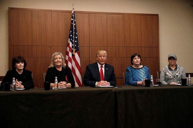 Donald Trump met van rechts naar links Paula Jones, Kathy Shelton, Juanita Broaddrick en Kathleen Willey