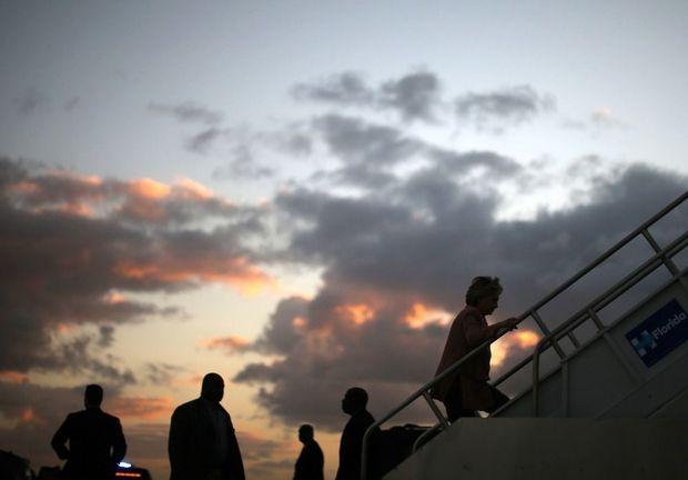 Hillary Clinton stapt in haar vliegtuig in Miami