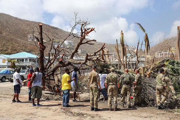 Britse militairen komen aan op de Britse Maagdeneilanden na de doortocht van Orkaan Irma.