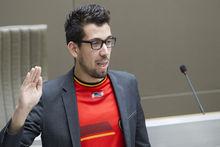 Imade Annouri legde de eed als Vlaams parlementslid af in een shirt van de Rode Duivels