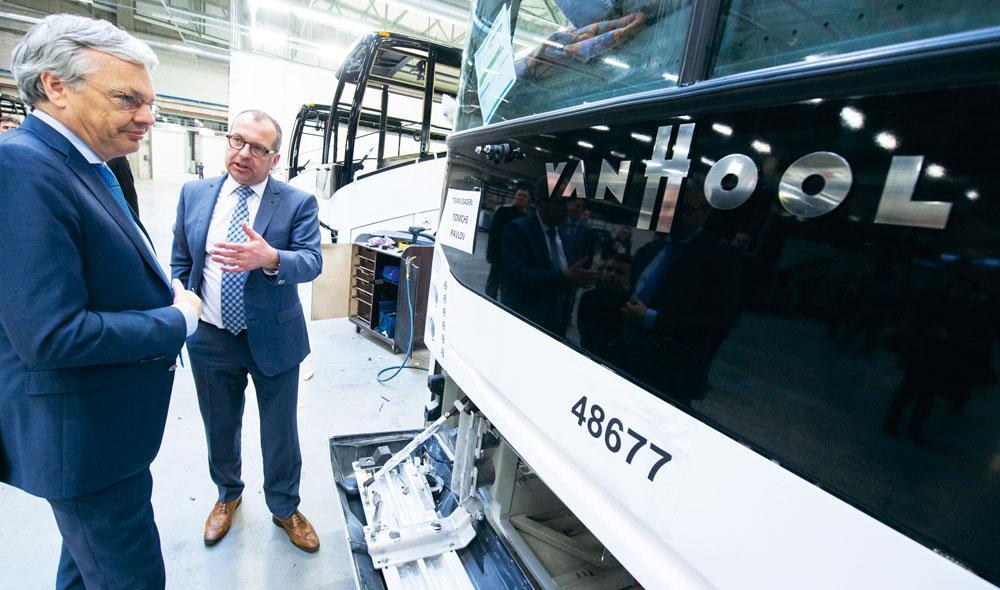 De Belgische busbouwer Van Hool exporteert jaarlijks 500 reisbussen naar de VS. Die komen in het gedrang.