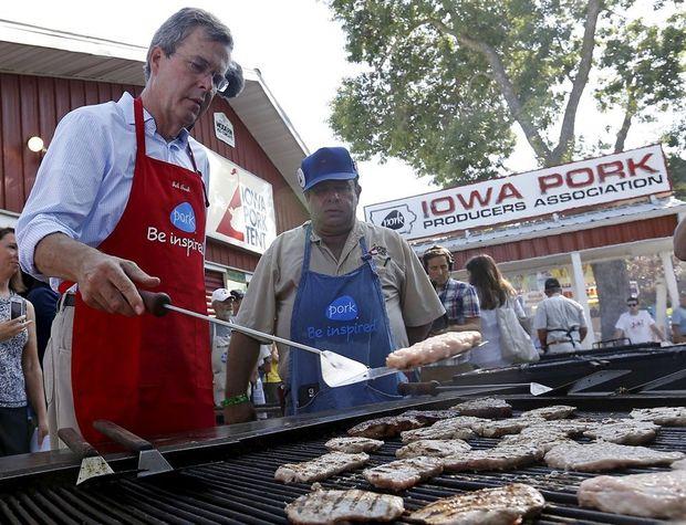 Jeb Bush in de weer met varkensvlees op de Iowa State Fair