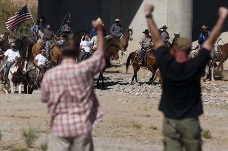 Sympathisanten in vol cowboy-ornaat brengen veeboer Cliven Bundy's runderen terug.