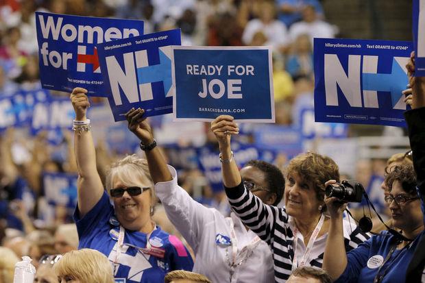 Deze dame supportert voor Joe Biden (met oud campagnemateriaal), op een bijeenkomst van Hillary Clinton