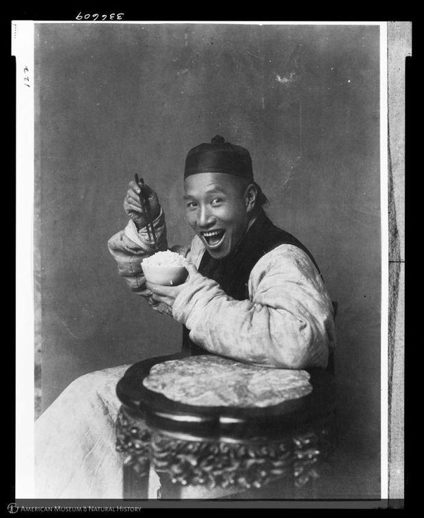 Lachende man op een oude foto uit 1904