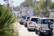 Een konvooi van de Rode Halve Maan levert VN-hulpgoederen af in de buitenwijken van Damascus. 