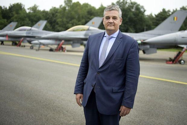 Minister van Defensie Steven Vandeput (N-VA) met in de achtergrond F-16 toestellen