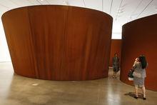 Een werk van Richard Serra in het Broad Contemporary Art Museum in Los Angeles.