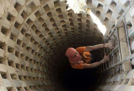 Een Palestijnse smokkelaar klimt in een tunnel onder de grens Egypte-Gaza in Rafah, zuidelijke Gazastrook.