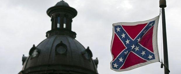 De confederale vlag in Columbia, tegen de achtergrond van het parlement