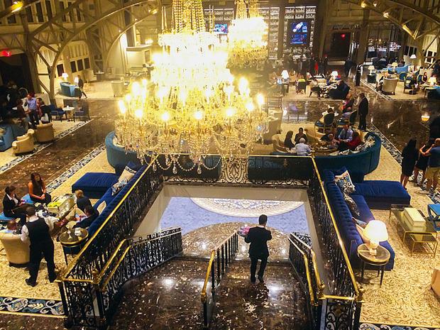 De lobby Tussen 1 oktober 2016 en 31 maart 2017 spendeerden lobbyisten in dienst van Saudi-Arabië 270.000 dollar in het hotel.