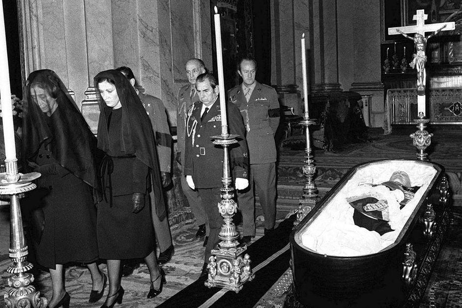 Begrafenis van dictator Franco op 20 november 1975 in het Pardo Paleis in Madrid