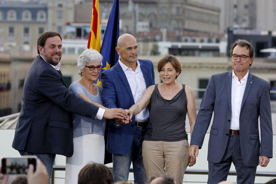 Voortrekkers van de Catalaanse secessie, waaronder minister van Buitenlandse Zaken Raul Romeva (midden) en parlementsvoorzitter Carme Forcadell (rechtsmidden)