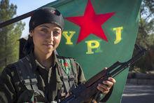 Strijdster op een trainingskamp van YPJ, de vrouwelijke afdeling van YPG