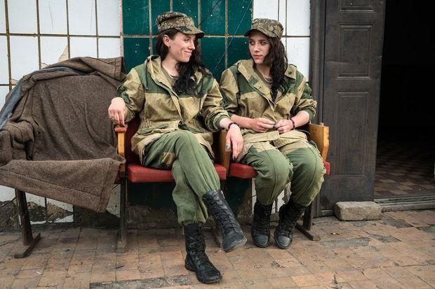 De pro-Russische separatisten Anya (rechts) en Katya (links) bij Telmonove in Donetsk.